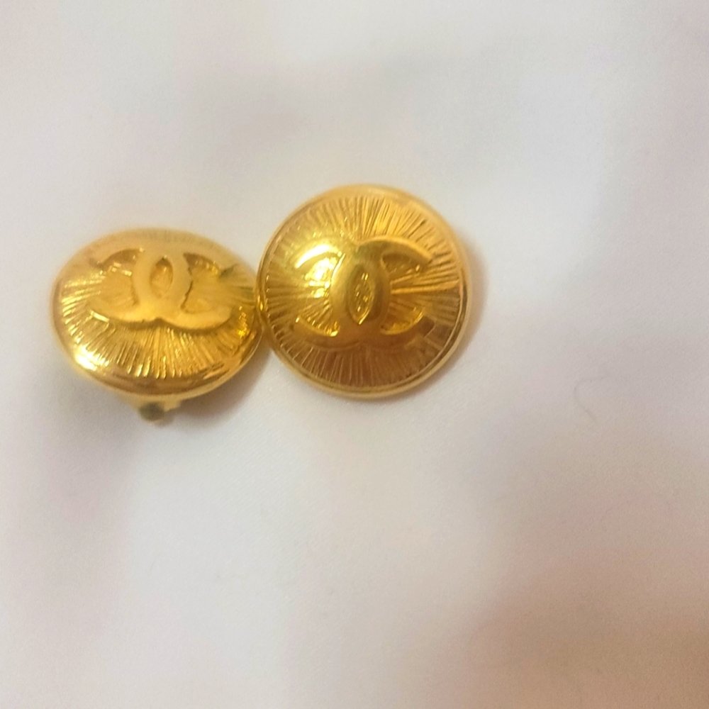 CHANEL Vintage  1inch gold metal clip on button earrings.